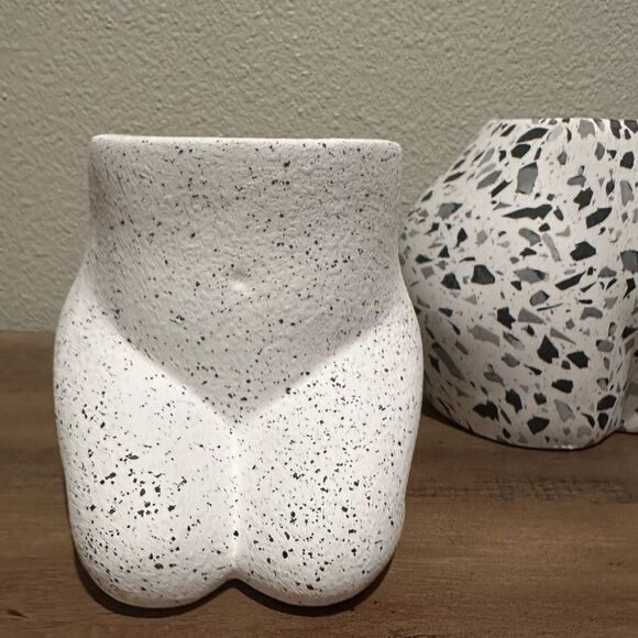 New Good Form Shaped Planter Bundle of Two - Picture 2 of 15